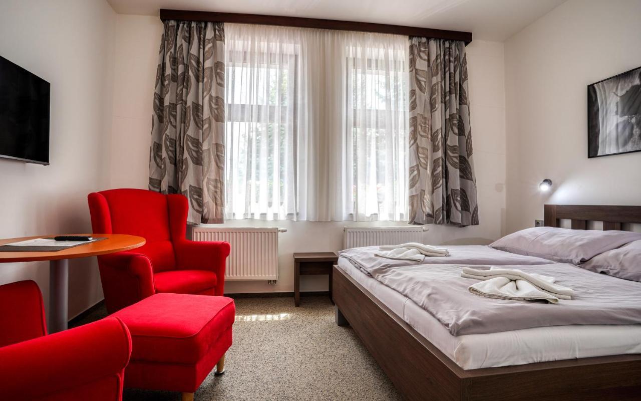 Hotel Flora Besenova Bagian luar foto