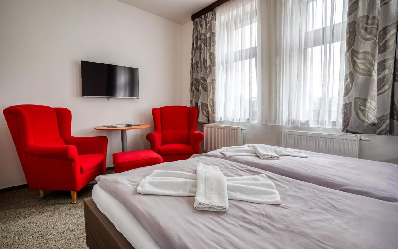 Hotel Flora Besenova Bagian luar foto