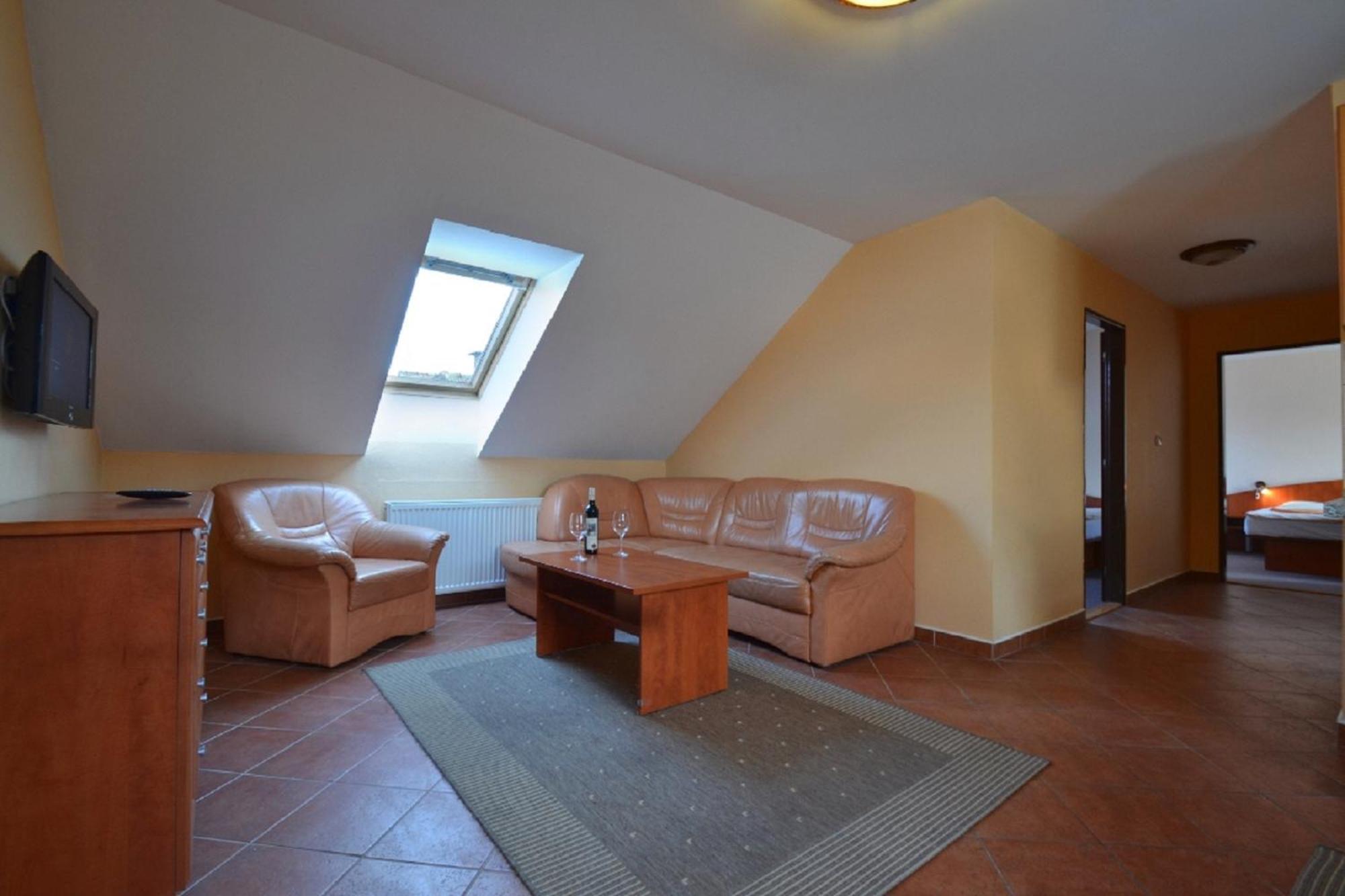 Hotel Flora Besenova Bagian luar foto