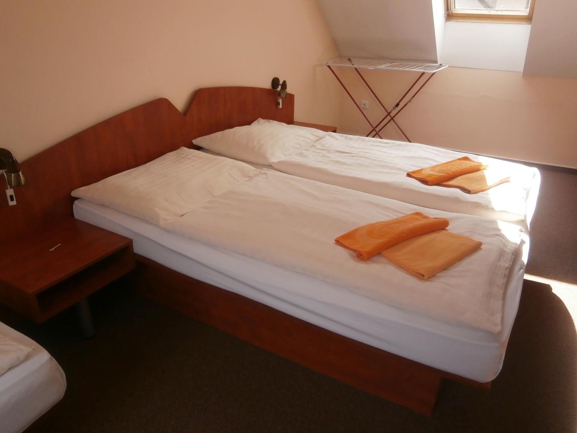 Hotel Flora Besenova Bagian luar foto