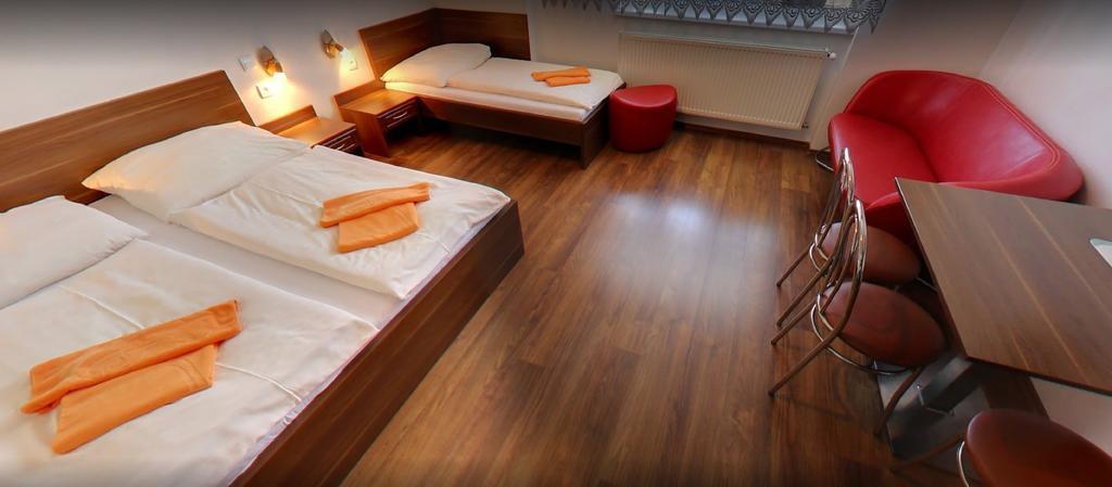 Hotel Flora Besenova Bagian luar foto